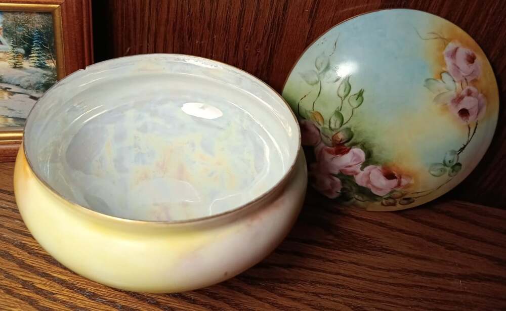 Antique Bavarian Floral Porcelain Trinket Box Powder Dish Gold Foot Hand Painted - Picture 2 of 6